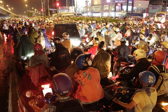 TP[-]HCM:[-]Biển[-]người[-]chôn[-]chân[-]dưới[-]mưa[-]ở[-]Ngã[-]tư[-]Thủ[-]Đức